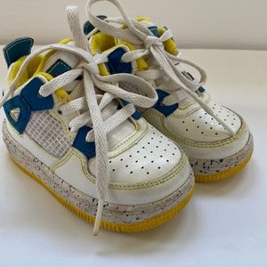Nike type shoes. Not sure if they are real Nike. High tops. Excellent quality.